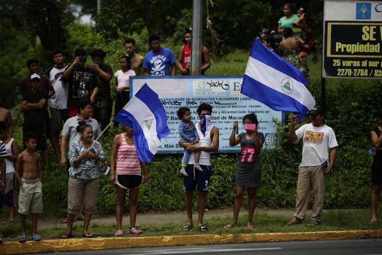 Caravana de vehículos en Managua, Nicargua exige el desarme de los grupos afines a Daniel Ortega.