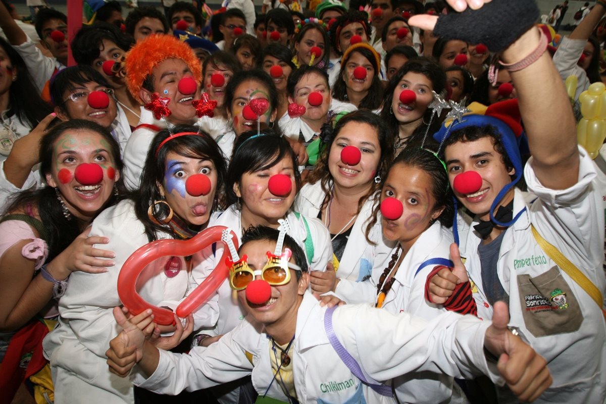 Integrantes de la Fábrica de Sonrisas invitan a la convocatoria de voluntariado. (Foto Prensa Libre: Hemeroteca PL)