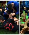 Momento en el que el fotógrafo salvadoreño fue "aplastado" por los jugadores de Croacia. (Foto Prensa Libre: Twitter @FelipeOvalle)