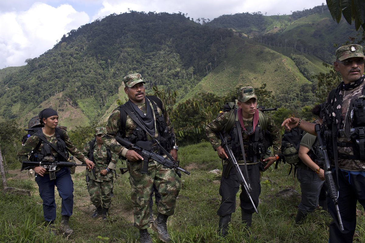 Rebeldes de las Fuerzas Armadas Revolucionarias de Colombia, en proceso de paz con el Gobierno de ese país. (Foto Prensa Libre: AP).