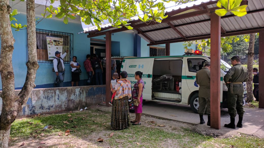 Los heridos en la emboscada fueron trasladados al Hospital Distrital de Sayaxché, Petén. (Foto Prensa Libre: Rigoberto Escobar)