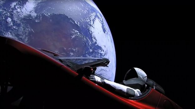 Musk lanzó al espacio su primer Tesla. FOTO: AFP