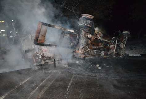 Bomberos Voluntarios controlaron el fuego que amenazaba con propagarse a las viviendas cercanas. (Foto Prensa Libre: Edwin Paxtor)