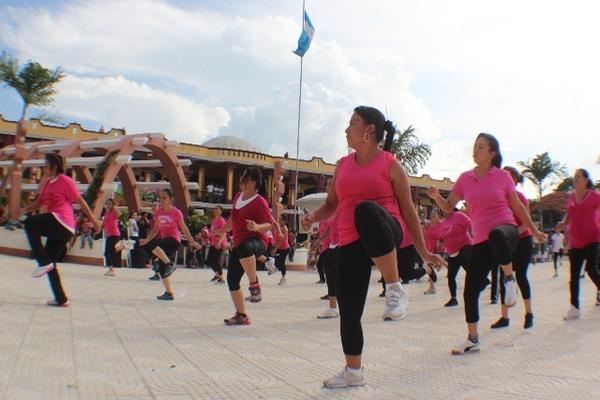 Mujeres de la Escuela de Aeróbicos de Nueva Santa Rosa presentan una coreografía en el parque de ese municipio. (Foto Prensa Libre: Oswaldo Cardona) <br _mce_bogus="1"/>