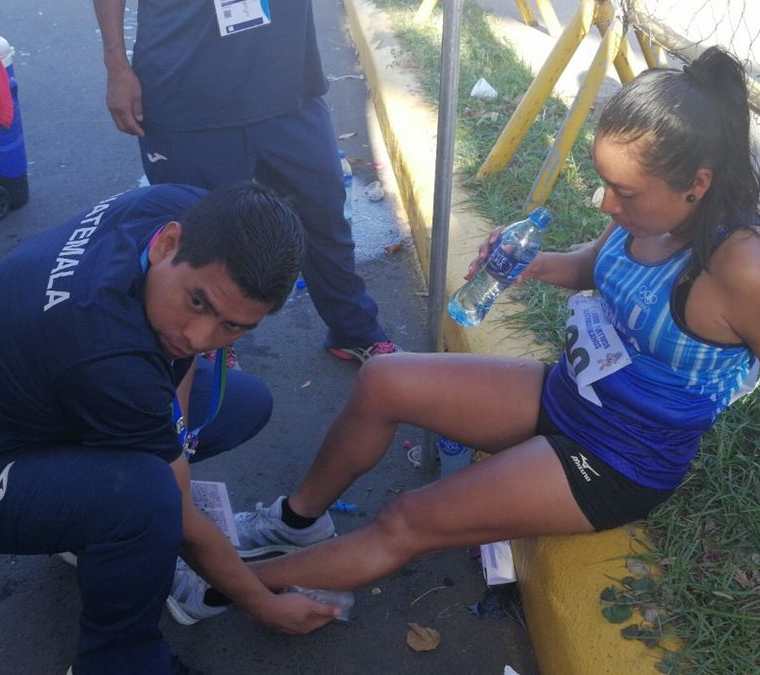 Maritza Chalí recibe asistencia médica luego de abandonar la competencia. (Foto Prensa Libre: Carlos Vicente)