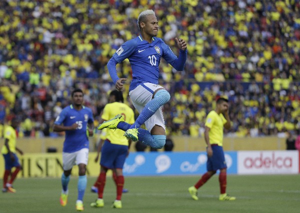 Neymar fue una de las figuras para el triunfo de Brasil frente a Ecuador, en la clasificatoria a Rusia 2018. (Foto Prensa Libre: AP)