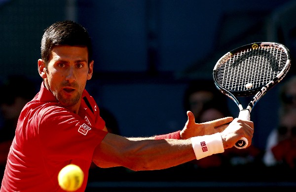 Novak Djokovic apareció con nuevo semblante en Madrid y firmó su clasificación a octavos. (Foto Prensa Libre: EFE)
