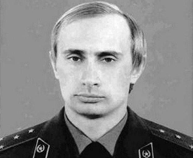 El presidente ruso Vladimir Putin en su tiempo como miembro de la agencia de inteligencia KGB.