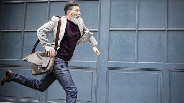 Las personas que llegan tarde suelen ser optimistas y creativas, según algunos científicos.GETTY IMAGES