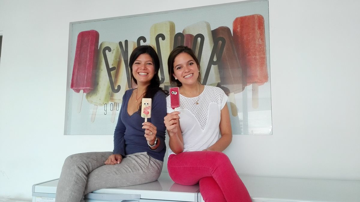 Karen y Karla Molina decidieron emprender su propio negocio de helados artesanales tipo gelato, producto cien por cien nacional. (FOTO PRENSA LIBRE: Natiana Gándara)