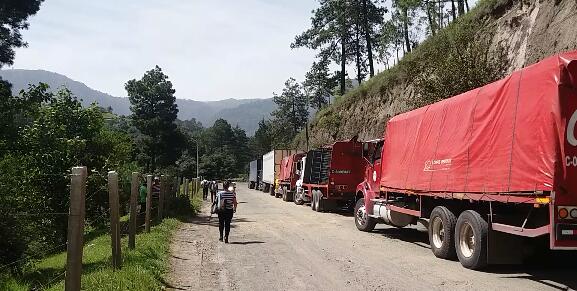 Debido al bloqueo de la ruta Cito Zarco, se han formado largas filas de vehículos. (Foto Prensa Libre: María José Longo)
