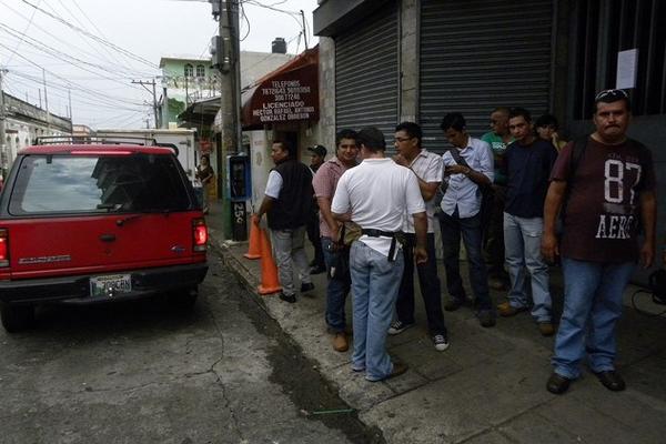 Curiosos se encuentran afuera de la sede del Ministerio Público en Mazatenango a donde fueron llevadas las mujeres ultrajadas. (Foto Prensa Libre: Omar Méndez)