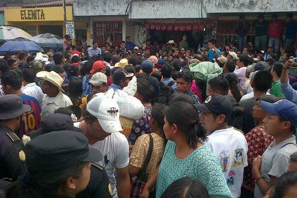 Comerciantes y compradores se aglomeran en el lugar donde el sujeto fue linchado. (Foto Prensa Libre: Eduardo Sam)<br _mce_bogus="1"/>