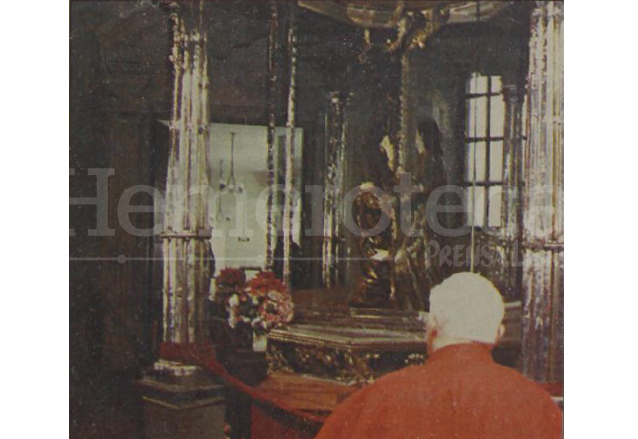 Juan Pablo II ora en el camarín del Santo Cristo Negro de Esquipulas el 6 de febrero de 1996. (Foto: Hemeroteca PL)
