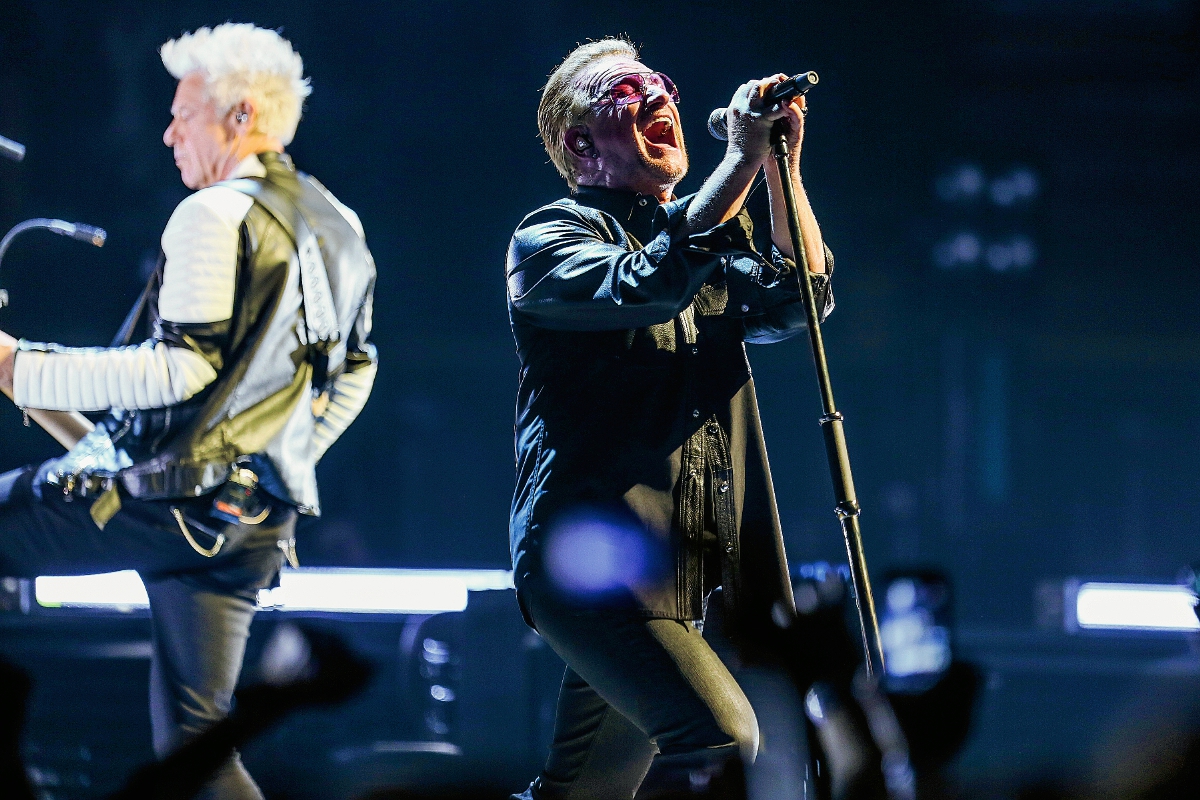 Bono, líder de U2, durante su concierto en Inglewood, el martes (Foto Prensa Libre: AP).