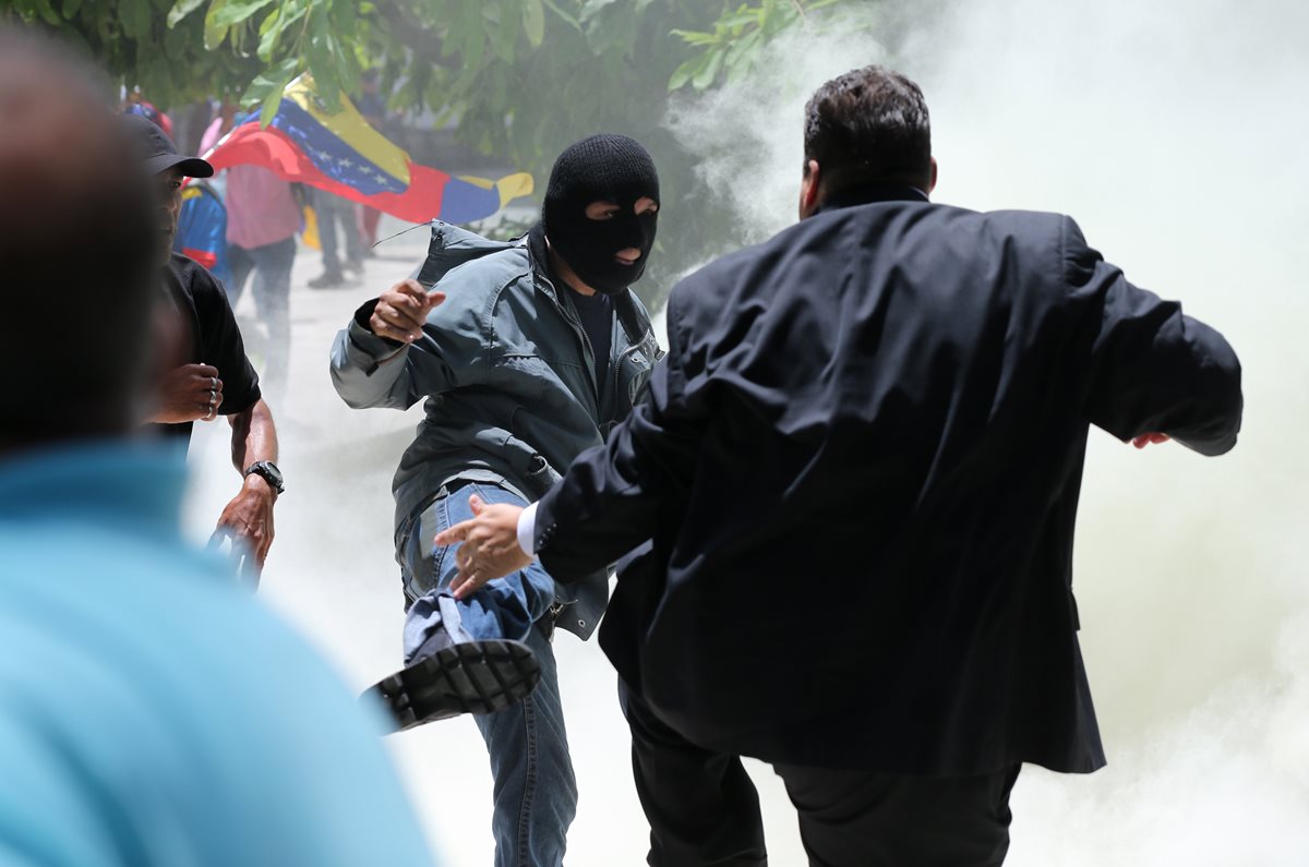 Simpatizantes del presidente venezolano, Nicolás Maduro, asaltan el edificio de la Asamblea Nacional en Caracas.