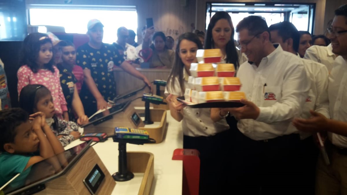 Yolanda de Cofiño, presidenta de McDonald's Guatemala efectuó la primera venta del McDía Feliz. (Foto Prensa Libre: Estuardo Paredes)