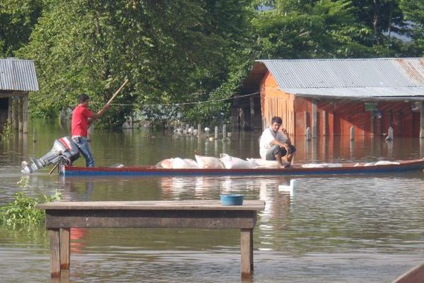 Los comunitarios de Poptún, Sayaxché y La Libertad, en Petén, resultaron afectados por las inundaciones que se originaron por las lluvias en ese departamento. (Foto Prensa Libre: Rigoberto Escobar)
