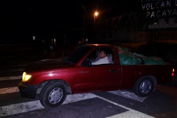 Juan Carlos Salguero, quien fue capturado, permanece en el picop en el que transportaba filete de pez vela, cuya pesca está prohibida (Foto Prensa Libre: Enrique Paredes)