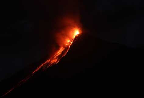 La actividad volcánica ameritó elevar la alerta institucional. (Foto Prensa Libre: tomada por @FazSergio)