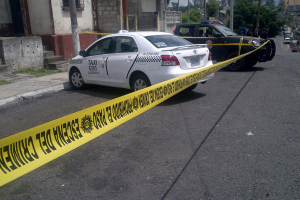Ataque contra taxista en la colonia Paraíso II. (Foto Prensa Libre: Erick Ávila)