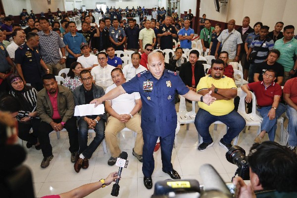 Ronald Dela Rosa (c) habla sobre la captura de varios narcotraficantes en Quezon,Filipinas. (Foto Prensa Libre: EFE)
