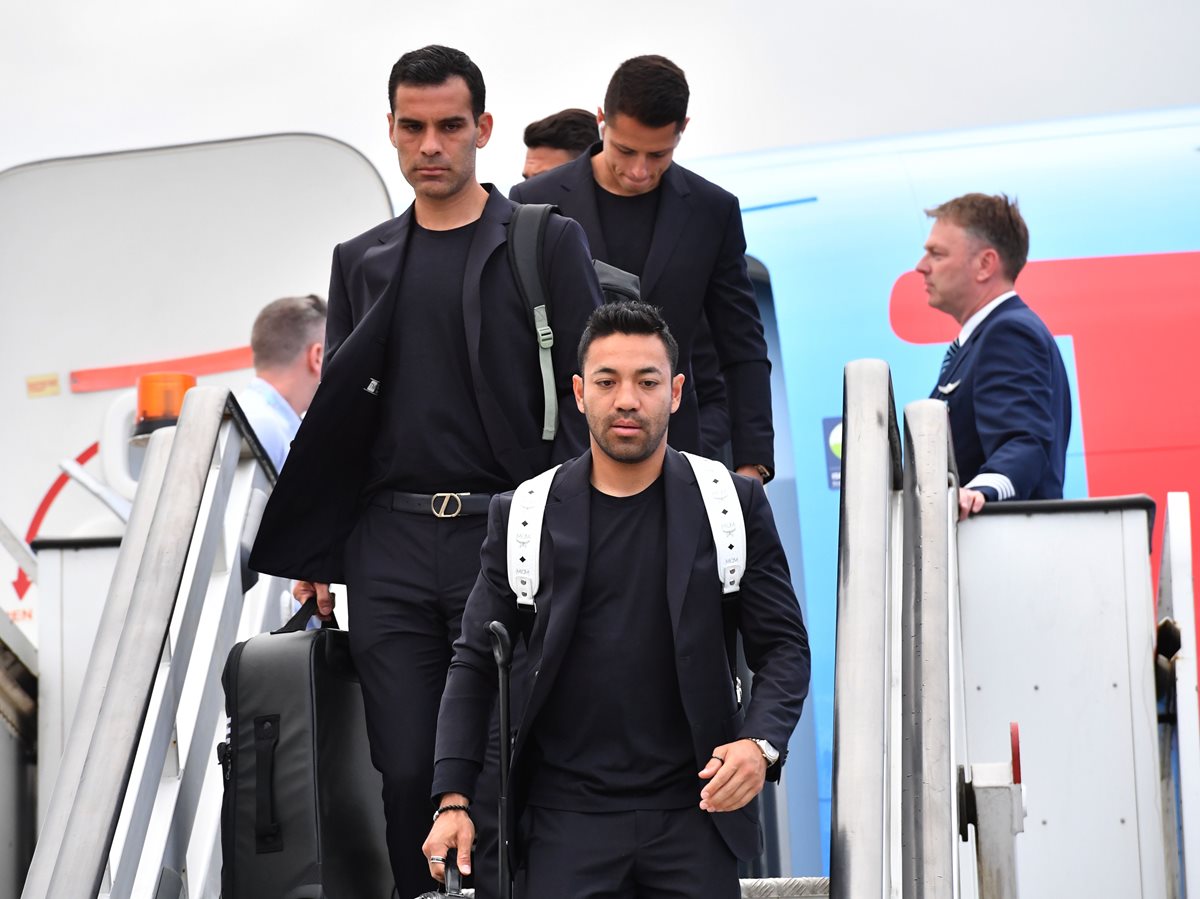 Jugadores de la selección de México llegan a Rusia. (Foto Prensa Libre: AFP)