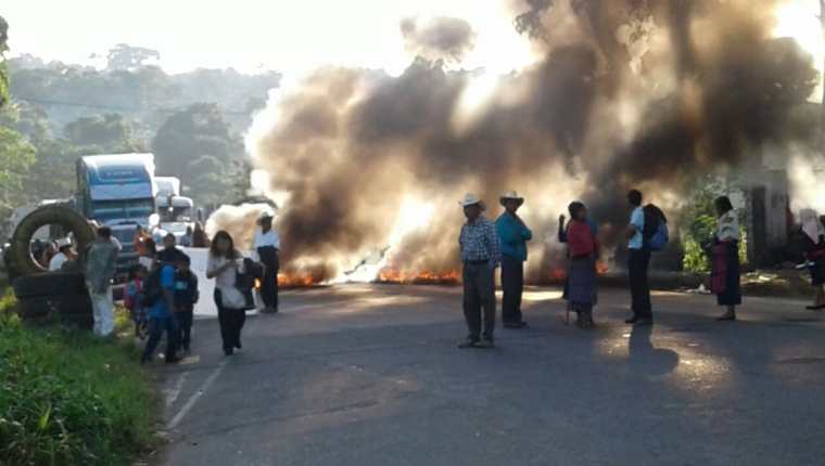 Ruta a suroccidente, en Colomba, Quetzaltenango, se encuentra bloqueada por campesinos. (Foto Prensa Libre: Alexánder Coyoy)