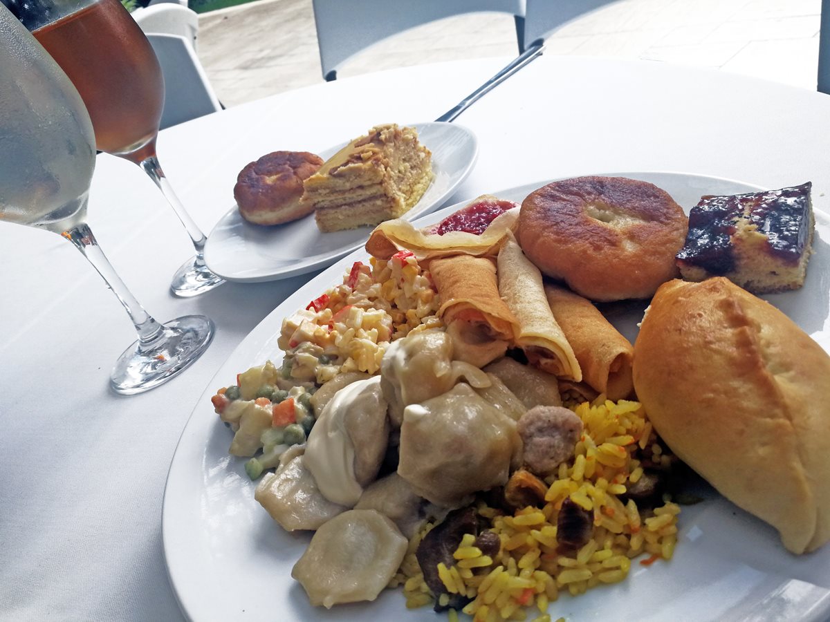 Pelmeni y blini, destacan de este plato con varios bocadillos rusos. (Foto Prensa Libre: José Luis Escobar).