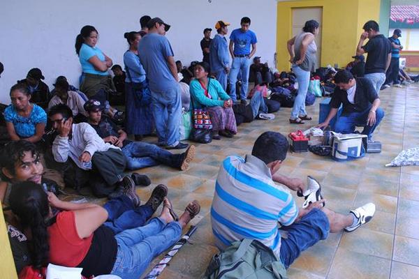 Un grupo de jornaleros de varios departamentos permanece en el parque de   Tecún Umán, San Marcos, en espera de que los contraten finqueros de   Chiapas, México. (Foto Prensa Libre: Édgar O. Girón)