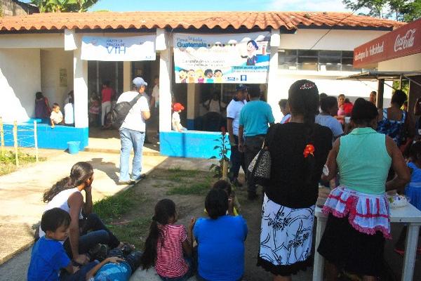 Vecinos observan diligencia de autoridades a causa del robo.