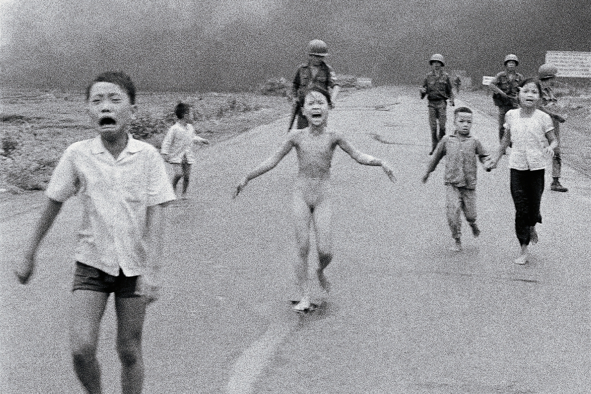La famosa foto de la niña del “napalm” en 1972. (Foto Prensa Libre: AP)