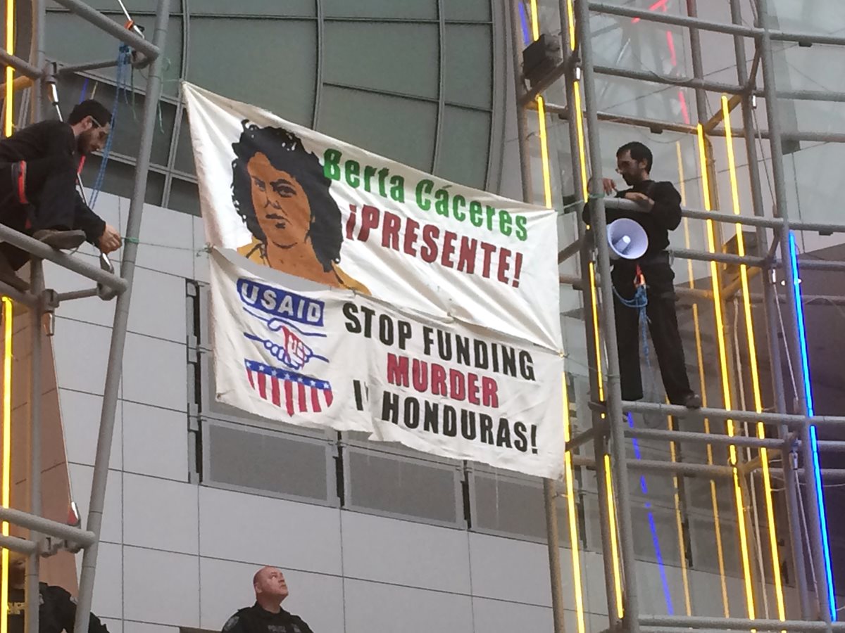 Activistas colocan una pancarta con la imagen de Berta Cáceres, la ambientalista asesinada en Honduras hace unos días. (Foto Prensa Libre: AP).