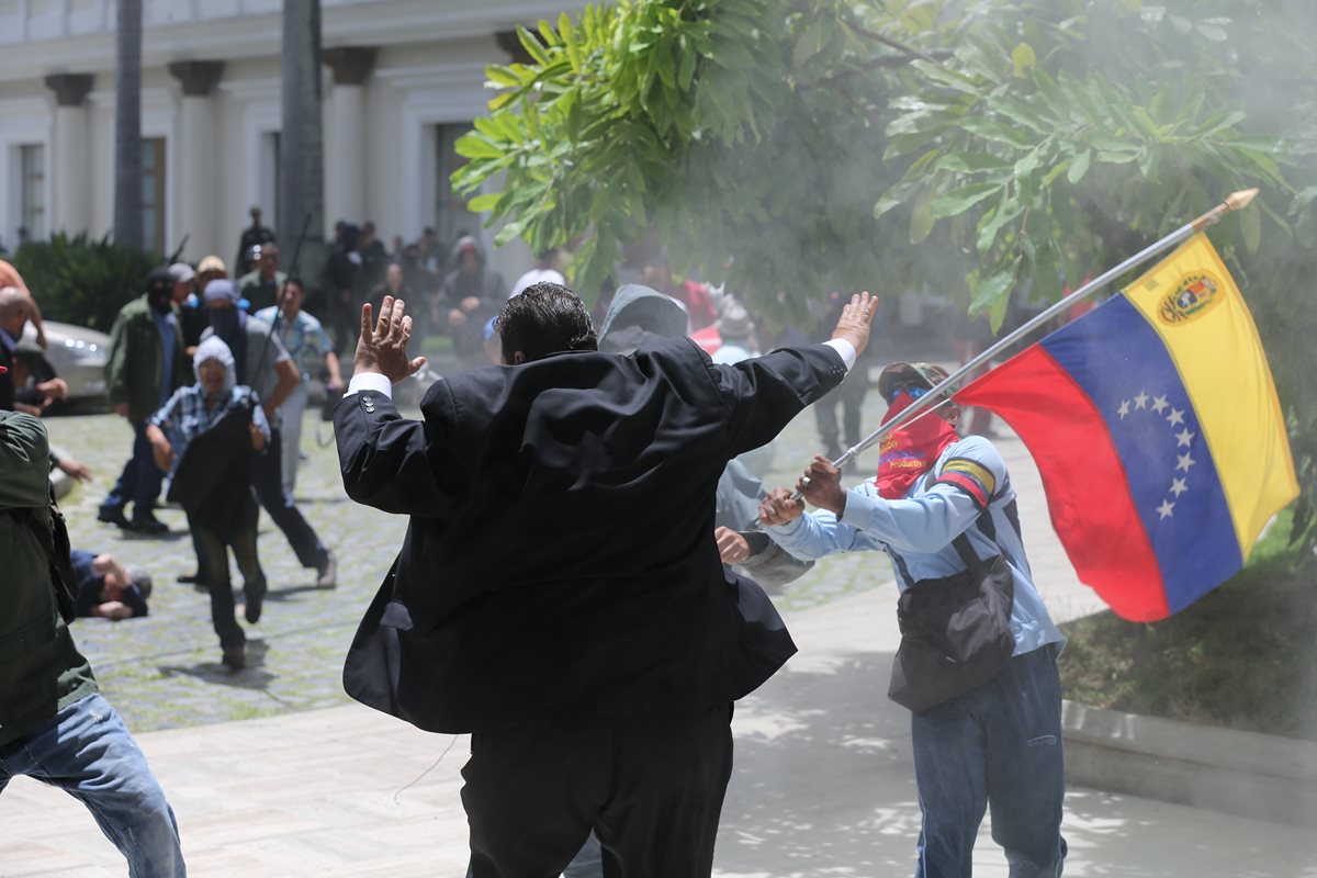 El legislado Franco Casella es atacado por los chavistas.