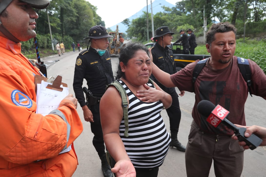 Miriam Juárez y Amílcar Acajabón piden a las autoridades que los dejen regresar. (Foto Prensa Libre: Estuardo Paredes)