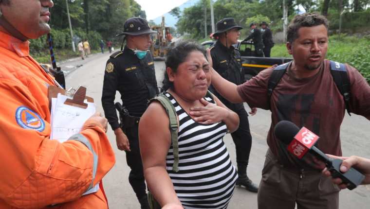 Miriam Juárez y Amílcar Acajabón piden a las autoridades que los dejen regresar. (Foto Prensa Libre: Estuardo Paredes)