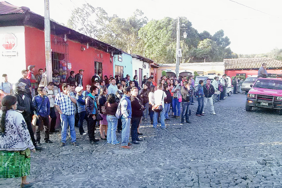 Usuarios del transporte público esperan vehículos particulares para dirigirse a sus lugares de estudio y trabajo. (Foro Prensa Libre: Renato Melgar)