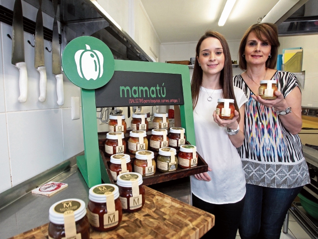 La composición de ciertos productos están en el libro heredado de la abuela de Alejandra Godoy Tormo. (Foto Prensa Libre: Álvaro Interiano)