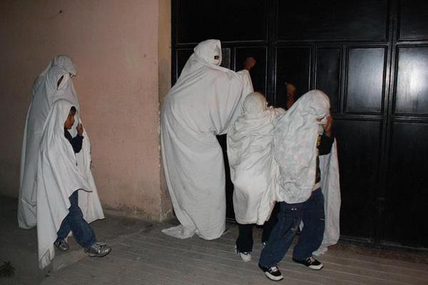 Un grupo de niños y jóvenes disfrazados de ánimas tocan la puerta de una vivienda en Sololá. (Foto Prensa Libre: Ángel Julajuj)<br _mce_bogus="1"/>