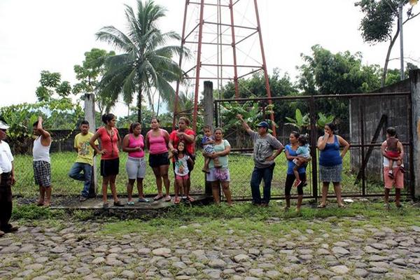 Pobladores piden apoyo a la municipalidad para solucionar el problema de falta de agua entubada. (Foto Prensa Libre: Rolando Miranda)
