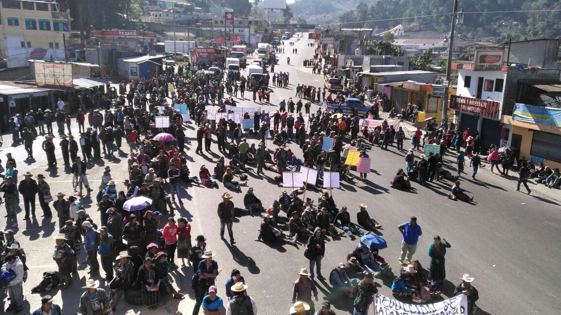 Protesta en el km 127 de la ruta Interamericana. (Foto Prensa Libre: Ángel Julajuj).