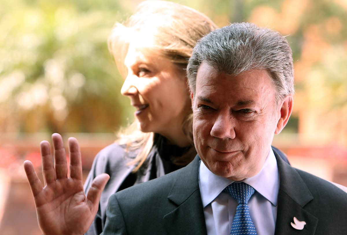 El presidente de Colombia Juan Manuel Santos (d) y su esposa María Clemencia Rodríguez (i), se despiden luego de escuchar los resultados médicos. (Foto Prensa Libre: EFE).