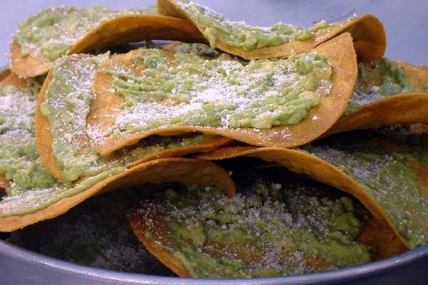 LaS tOSTADAS son platillos típicos  del país.