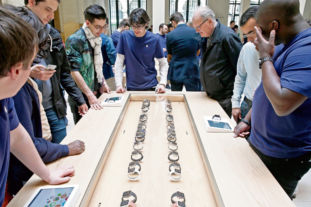 Un grupo de personas observa varios Apple Watch de Apple en la Apple Store del distrito de Ópera en París (Foto Prensa Libre: EFE).