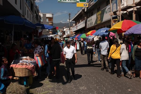 Vecinos de San Pedro Sacatepéquez, San Marcos, llegaron al mercado de la localidad para hacer sus compras de productos navideños. (Foto Prensa Libre: Aroldo Marroquín)<br _mce_bogus="1"/>