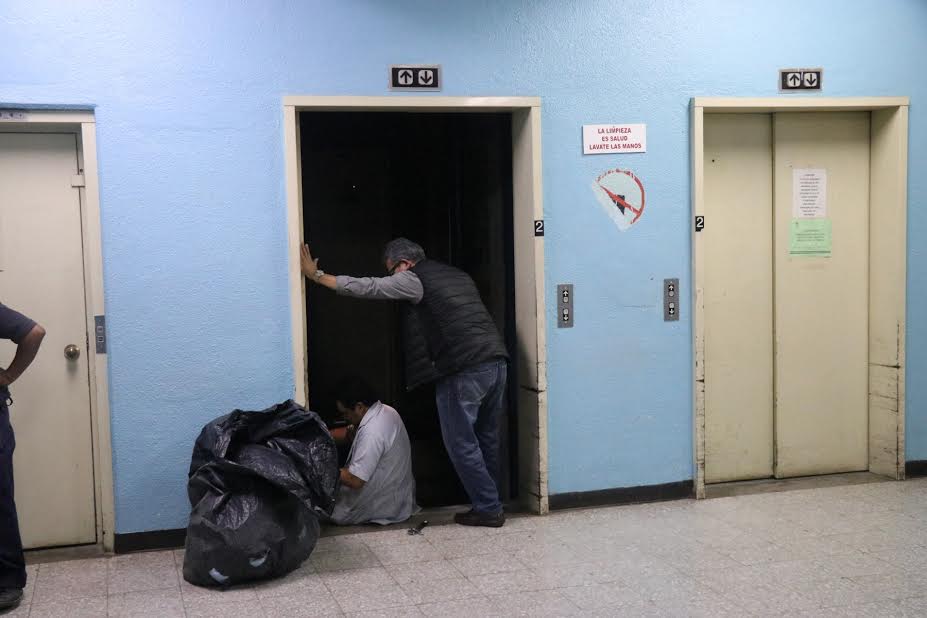 Personal del hospital supervisa el ascensor que presentó fallas el pasado 22 de mayo.(Foto Prensa Libre: María Longo)
