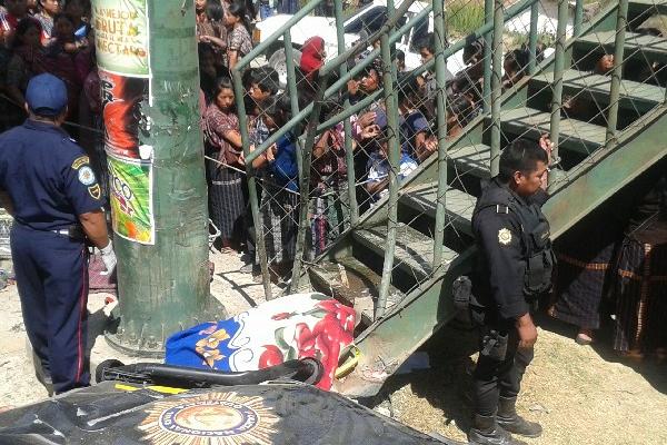 El agente  Israel Hernández es retenido por pobladores indignados por la  muerte de tres niños.