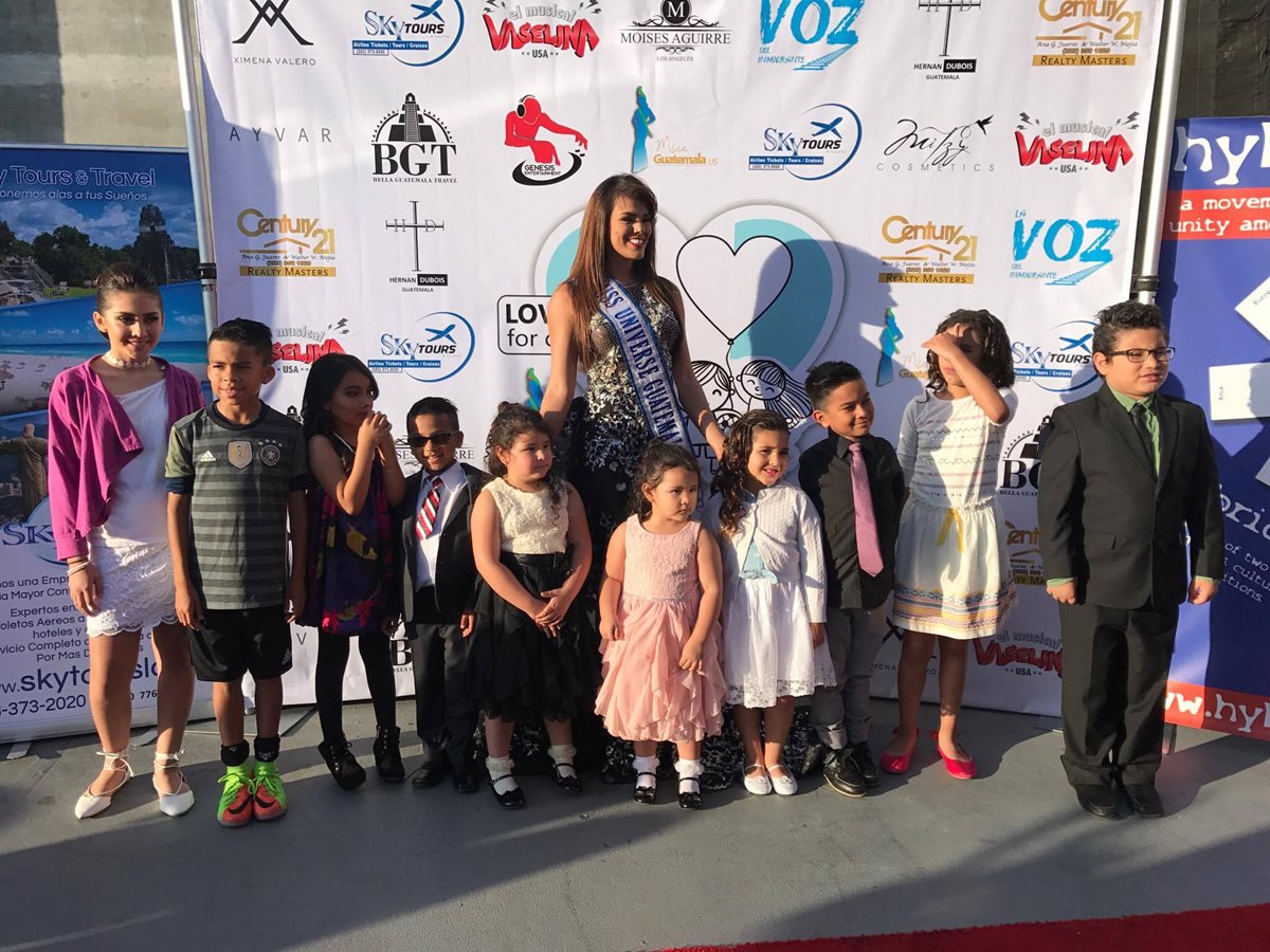 Virginia Argueta, Miss Guatemala Universo 2016, acompañada de niños durante el lanzamiento de la fundación Love and Care for Our Children, en Los Ángeles. (Foto Prensa Libre: Freddy Dávila)