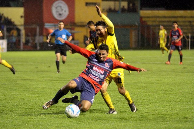 Acción durante el partido disputado esta noche en el estadio Marquesa de la Ensenada. (Foto Prensa Libre: Aroldo Marroquín)