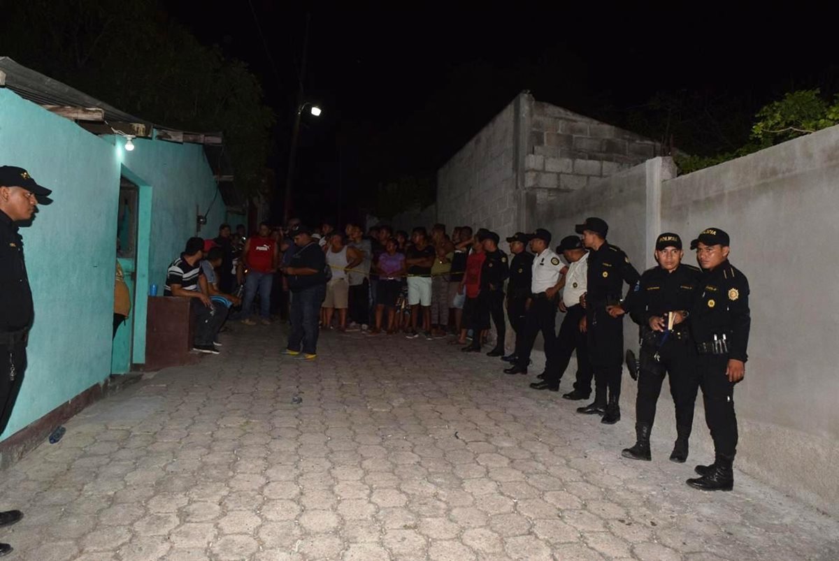 Agentes de la Policía Nacional Civil (PNC) resguardan el lugar donde murió Etelvina Cabrera García. (Foto Prensa Libre: Mario Morales)